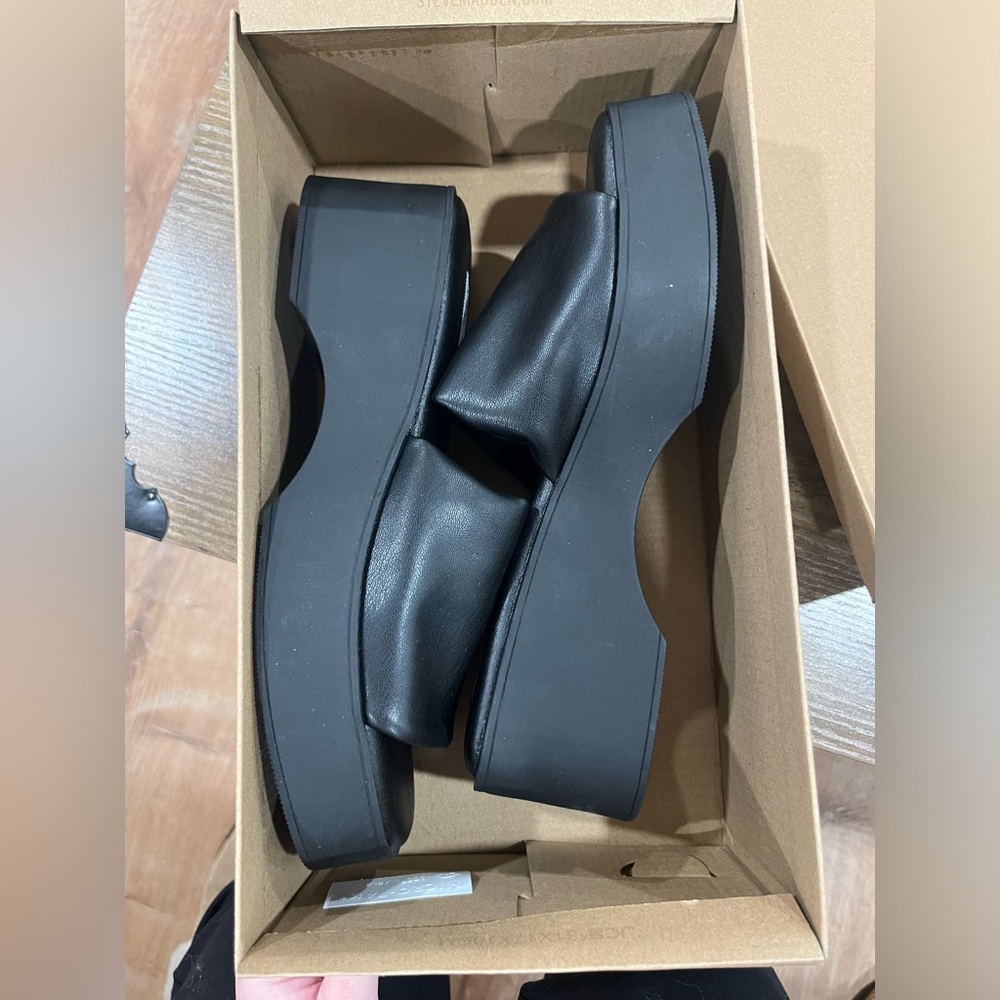 NEW IN BOX Steve Madden rare sandal size 7